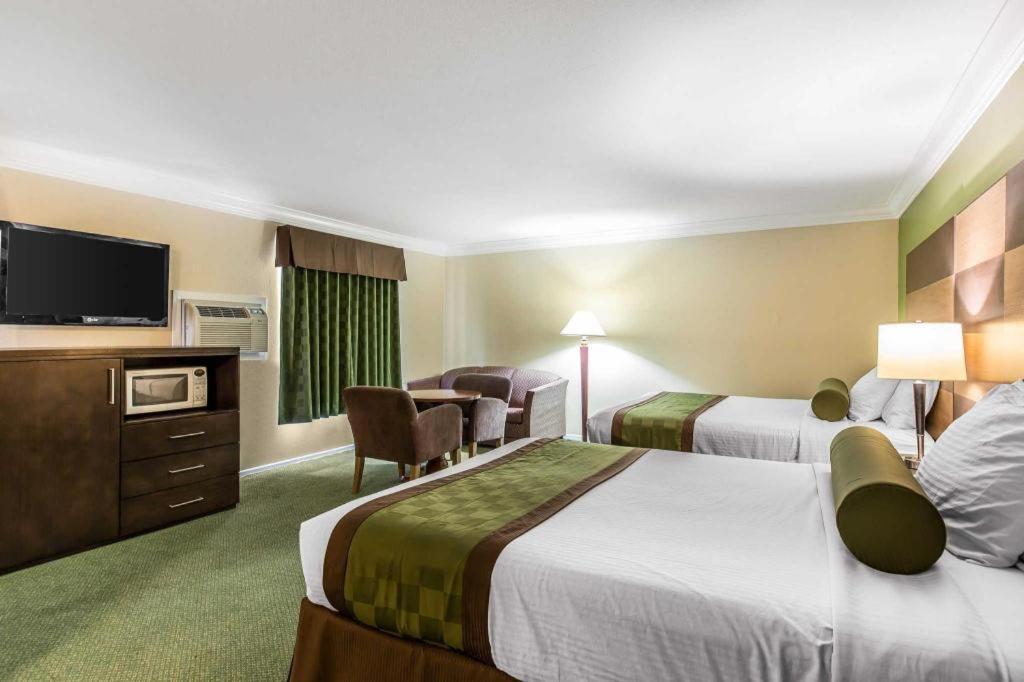 Rodeway Inn & Suites Canyon Lake-Menifee West Экстерьер фото