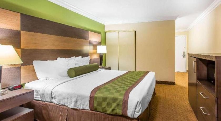 Rodeway Inn & Suites Canyon Lake-Menifee West Экстерьер фото